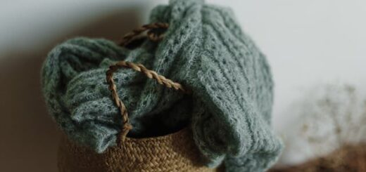 Plecione kosze dodają wnętrzu ciepła i porządku