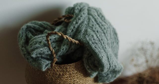 Plecione kosze dodają wnętrzu ciepła i porządku